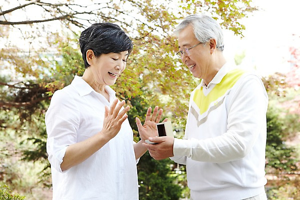 포토 JPG 주간 라이프스타일 부부 커플 여자 할아버지 노년 남자 할머니 여유 함께함 선물 미소 웃음 들기 사람 동양인 이벤트 상반신 야외 두명 옆모습 아웃포커스 실버라이프 노후 마주보기 노부부 놀람 한국인 반지 60대 서프라이즈 노인만 국내포토 자연요소 감정 뷰포인트 컨셉 장신구 관계 모션 촬영기법 표정 인종 성인 생활 성인만 파일형식