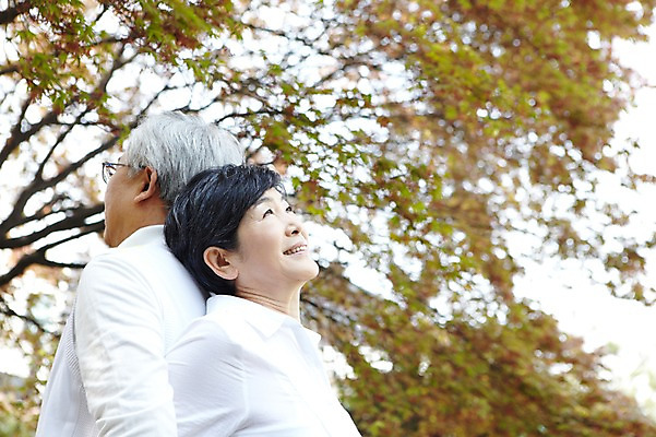 포토 JPG 주간 라이프스타일 부부 커플 응시 여자 할아버지 노년 남자 할머니 여유 함께함 미소 웃음 사람 동양인 상반신 야외 두명 옆모습 아웃포커스 실버라이프 노후 노부부 한국인 등맞대기 60대 노인만 국내포토 자연요소 시선 감정 뷰포인트 컨셉 관계 모션 촬영기법 표정 인종 성인 생활 성인만 파일형식