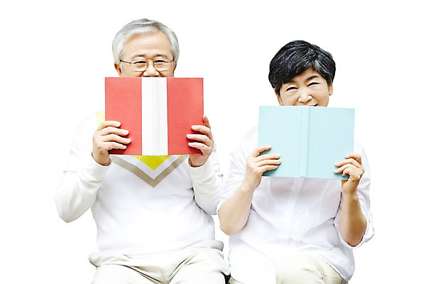 포토 JPG 라이프스타일 부부 커플 여자 할아버지 노년 남자 할머니 여유 함께함 미소 웃음 들기 누끼 사람 앉기 동양인 취미 두명 앞모습 책 실버라이프 노후 독서 노부부 한국인 60대 노인만 평생교육 국내포토 교육 감정 뷰포인트 컨셉 관계 모션 표정 인종 성인 생활 성인만 파일형식