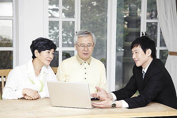 포토 JPG 라이프스타일 부부 커플 응시 여자 할아버지 노년 남자 할머니 여유 창문 탁자 설계 안내 함께함 실내 설명 미소 웃음 사람 동양인 상반신 성인 앞모습 세명 30대 노트북 실버라이프 노후 컴퓨터 노부부 한국인 60대 계획 설계사 노후대책 보험설계사 평생교육 국내포토 직업 시선 교육 감정 뷰포인트 가구 컨셉 관계 모션 표정 인종 내부 생활 장년 전자제품 보험 파일형식