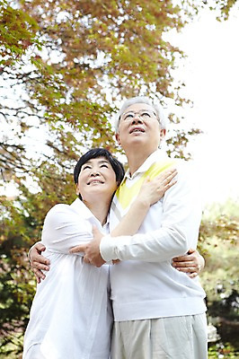 포토 JPG 주간 라이프스타일 부부 커플 응시 여자 할아버지 노년 남자 할머니 여유 안기 포옹 함께함 미소 웃음 사람 동양인 상반신 야외 두명 앞모습 아웃포커스 실버라이프 노후 노부부 한국인 올려보기 60대 노인만 국내포토 자연요소 시선 감정 뷰포인트 컨셉 관계 모션 촬영기법 표정 인종 성인 생활 성인만 파일형식