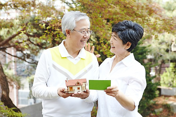 포토 JPG 주간 라이프스타일 부부 커플 여자 할아버지 노년 남자 할머니 여유 부동산 설계 주택 함께함 미소 웃음 들기 사람 동양인 상반신 야외 두명 앞모습 아웃포커스 실버라이프 노후 마주보기 노부부 미니어처 저축 한국인 60대 계획 통장 내집마련 노후대책 노인만 국내포토 자연요소 감정 뷰포인트 컨셉 관계 모션 촬영기법 표정 인종 성인 건물 생활 금융 모형 재산 성인만 파일형식