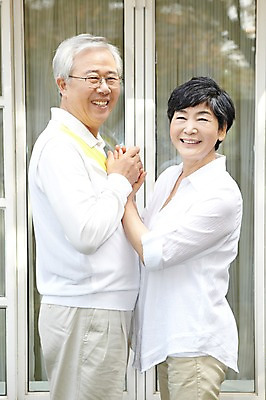 포토 JPG 주간 라이프스타일 부부 커플 여자 할아버지 노년 남자 할머니 여유 창문 함께함 서기 미소 웃음 사람 동양인 야외 두명 옆모습 실버라이프 노후 마주보기 손잡기 노부부 한국인 60대 노인만 국내포토 자연요소 감정 뷰포인트 컨셉 관계 모션 표정 인종 성인 생활 성인만 파일형식