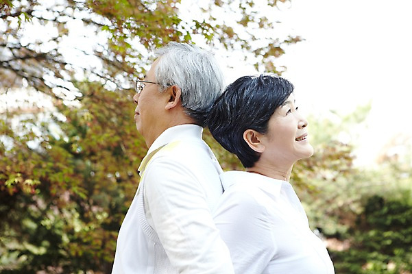 포토 JPG 주간 라이프스타일 부부 커플 여자 할아버지 노년 남자 할머니 여유 함께함 미소 웃음 사람 동양인 상반신 야외 두명 옆모습 아웃포커스 실버라이프 노후 노부부 한국인 등맞대기 60대 노인만 국내포토 자연요소 감정 뷰포인트 컨셉 관계 모션 촬영기법 표정 인종 성인 생활 성인만 파일형식