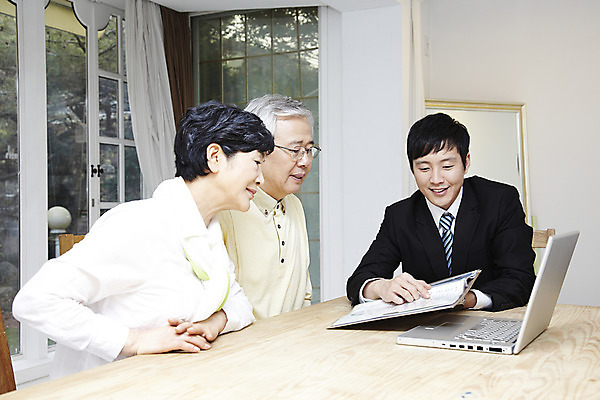 포토 JPG 라이프스타일 부부 커플 응시 여자 할아버지 노년 남자 할머니 여유 창문 탁자 설계 안내 함께함 실내 설명 미소 웃음 사람 동양인 상반신 성인 세명 30대 노트북 실버라이프 노후 컴퓨터 노부부 한국인 60대 계획 설계사 노후대책 보험설계사 평생교육 국내포토 직업 시선 교육 감정 가구 컨셉 관계 모션 표정 인종 내부 생활 장년 전자제품 보험 파일형식
