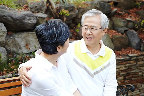 포토 JPG 주간 라이프스타일 부부 커플 여자 할아버지 노년 남자 할머니 여유 벤치 의자 어깨동무 휴식 함께함 미소 웃음 사람 앉기 동양인 상반신 야외 두명 실버라이프 노후 마주보기 노부부 한국인 60대 노인만 국내포토 자연요소 감정 포즈 가구 컨셉 관계 모션 표정 인종 성인 생활 성인만 파일형식