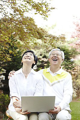 포토 JPG 주간 라이프스타일 부부 커플 응시 여자 할아버지 노년 남자 할머니 여유 어깨동무 함께함 미소 웃음 사람 앉기 동양인 취미 야외 두명 앞모습 아웃포커스 노트북 실버라이프 노후 컴퓨터 노부부 한국인 올려보기 웹서핑 60대 노인만 평생교육 국내포토 자연요소 시선 교육 감정 뷰포인트 포즈 컨셉 관계 모션 촬영기법 표정 인종 성인 생활 전자제품 성인만 파일형식