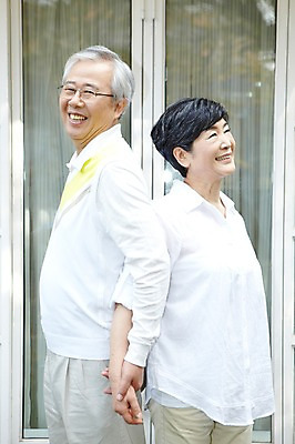 포토 JPG 주간 라이프스타일 부부 커플 여자 할아버지 노년 남자 할머니 여유 창문 함께함 서기 미소 웃음 사람 동양인 야외 두명 옆모습 실버라이프 노후 노부부 한국인 등맞대기 60대 노인만 국내포토 자연요소 감정 뷰포인트 컨셉 관계 모션 표정 인종 성인 생활 성인만 파일형식