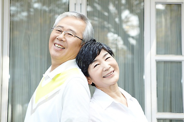 포토 JPG 주간 라이프스타일 부부 커플 여자 할아버지 노년 남자 할머니 여유 창문 함께함 미소 웃음 사람 동양인 상반신 야외 두명 옆모습 실버라이프 노후 노부부 한국인 등맞대기 60대 노인만 국내포토 자연요소 감정 뷰포인트 컨셉 관계 모션 표정 인종 성인 생활 성인만 파일형식