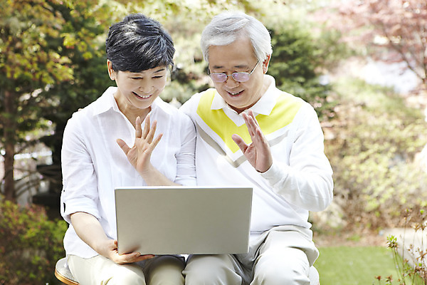 포토 JPG 주간 라이프스타일 부부 커플 응시 여자 할아버지 노년 남자 할머니 여유 함께함 미소 웃음 사람 앉기 동양인 손짓 취미 야외 두명 앞모습 아웃포커스 노트북 실버라이프 노후 컴퓨터 노부부 한국인 웹서핑 60대 노인만 평생교육 국내포토 자연요소 시선 교육 감정 뷰포인트 컨셉 관계 모션 촬영기법 표정 인종 성인 생활 전자제품 성인만 파일형식