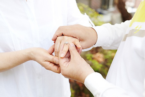 포토 JPG 주간 라이프스타일 손 부부 커플 여자 할아버지 노년 남자 할머니 여유 신체 함께함 선물 사람 야외 두명 아웃포커스 신체부위 실버라이프 노후 손잡기 노부부 반지 60대 노인만 국내포토 자연요소 감정 컨셉 장신구 관계 모션 촬영기법 성인 생활 성인만 파일형식