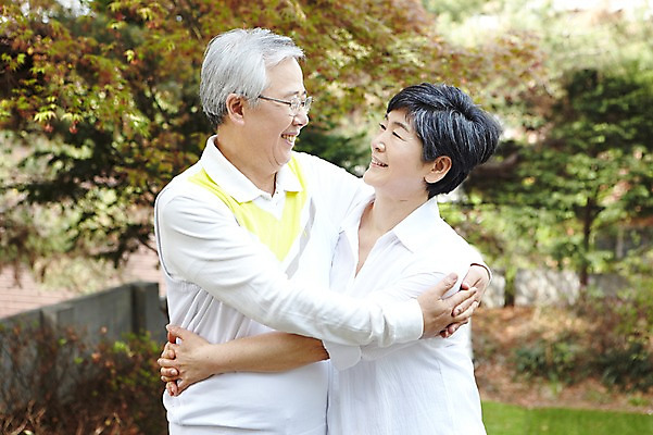 포토 JPG 주간 라이프스타일 부부 커플 여자 할아버지 노년 남자 할머니 여유 안기 포옹 함께함 미소 웃음 사람 동양인 상반신 야외 두명 옆모습 아웃포커스 실버라이프 노후 마주보기 노부부 한국인 60대 노인만 국내포토 자연요소 감정 뷰포인트 컨셉 관계 모션 촬영기법 표정 인종 성인 생활 성인만 파일형식