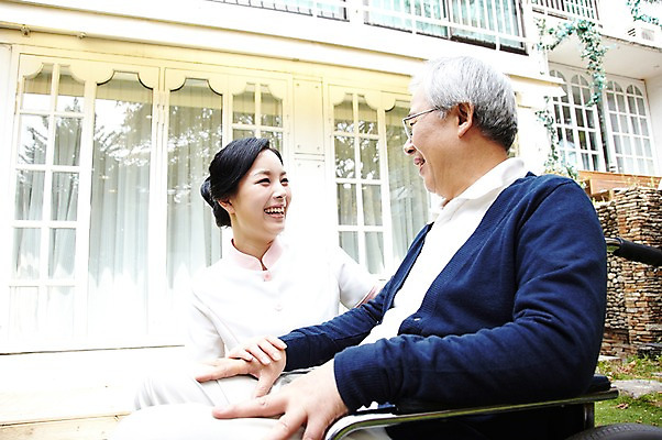 포토 JPG 주간 라이프스타일 여자 할아버지 노년 남자 미소 웃음 사람 앉기 동양인 성인 야외 두명 옆모습 30대 실버라이프 노후 마주보기 한국인 간호사 도움 보호 60대 복지 휠체어 노인복지 요양 요양원 노인요양 요양보호사 돌봄서비스 돌보미 국내포토 자연요소 직업 뷰포인트 컨셉 모션 표정 인종 생활 장년 의료진 간호 사회이슈 서비스 파일형식