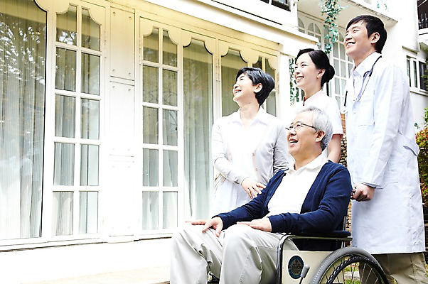 포토 JPG 주간 라이프스타일 응시 여자 할아버지 노년 남자 할머니 가족 청진기 서기 미소 웃음 사람 앉기 동양인 여러명 성인 야외 옆모습 30대 실버라이프 노후 한국인 간호사 의사 가운 의사가운 도움 보호 60대 복지 휠체어 노인복지 요양 요양원 노인요양 요양보호사 돌봄서비스 돌보미 국내포토 자연요소 직업 시선 옷 뷰포인트 다수 컨셉 관계 의료기기 모션 표정 인종 생활 장년 의료진 간호 사회이슈 서비스 파일형식