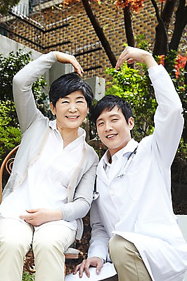 포토 JPG 주간 라이프스타일 여자 노년 남자 할머니 청진기 모션 사랑 미소 웃음 사람 앉기 동양인 손짓 성인 야외 두명 앞모습 30대 실버라이프 노후 한국인 의사 하트 가운 의사가운 도움 보호 60대 복지 노인복지 요양 요양원 노인요양 요양보호사 돌봄서비스 돌보미 국내포토 자연요소 모양 직업 옷 감정 뷰포인트 컨셉 의료기기 표정 인종 생활 장년 의료진 간호 사회이슈 서비스 파일형식