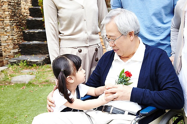 포토 JPG 주간 식물 라이프스타일 여자 기념일 할아버지 노년 남자 꽃 어린이 가족 손녀 대가족 서기 사람 앉기 동양인 소녀 여러명 성인 야외 실버라이프 노후 부모 마주보기 한국인 도움 보호 60대 어버이날 복지 카네이션 휠체어 노인복지 요양 요양원 노인요양 돌봄서비스 돌보미 국내포토 자연요소 직업 다수 컨셉 관계 모션 인종 이벤트 생활 간호 사회이슈 손주 서비스 파일형식