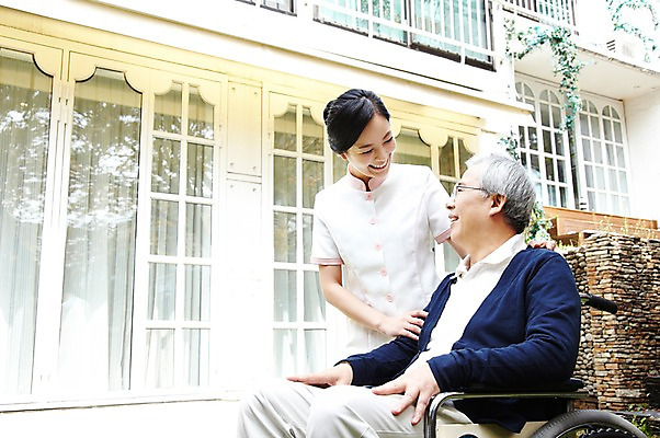 포토 JPG 주간 라이프스타일 여자 할아버지 노년 남자 서기 미소 웃음 사람 앉기 동양인 성인 야외 두명 옆모습 30대 실버라이프 노후 마주보기 한국인 간호사 도움 보호 60대 복지 휠체어 노인복지 요양 요양원 노인요양 요양보호사 돌봄서비스 돌보미 국내포토 자연요소 직업 뷰포인트 컨셉 모션 표정 인종 생활 장년 의료진 간호 사회이슈 서비스 파일형식