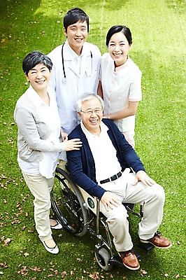 포토 JPG 주간 전신 라이프스타일 여자 할아버지 노년 남자 할머니 가족 청진기 서기 미소 웃음 사람 앉기 동양인 잔디 여러명 성인 야외 앞모습 30대 실버라이프 노후 하이앵글 한국인 간호사 의사 올려보기 가운 의사가운 도움 보호 60대 복지 휠체어 노인복지 요양 요양원 노인요양 요양보호사 돌봄서비스 돌보미 국내포토 자연요소 식물 직업 옷 뷰포인트 다수 컨셉 관계 의료기기 모션 표정 인종 생활 장년 의료진 간호 사회이슈 서비스 파일형식