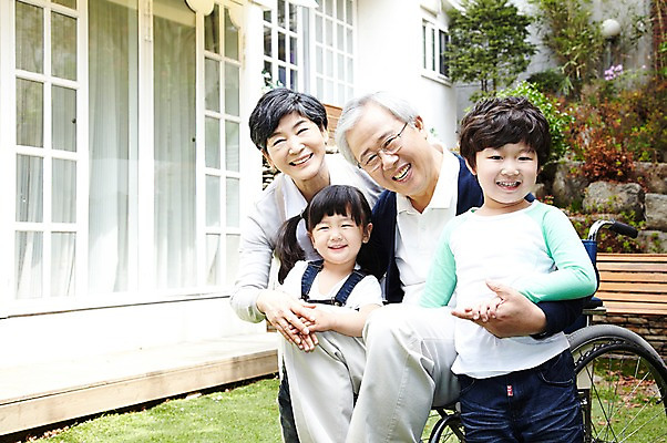 포토 JPG 주간 라이프스타일 여자 할아버지 노년 남자 할머니 어린이 가족 손자 손녀 서기 미소 사람 앉기 동양인 소녀 소년 잔디 여러명 성인 야외 앞모습 실버라이프 노후 한국인 도움 보호 60대 복지 손주 휠체어 노인복지 요양 요양원 노인요양 돌봄서비스 돌보미 국내포토 자연요소 식물 직업 뷰포인트 다수 컨셉 관계 모션 표정 인종 생활 간호 사회이슈 서비스 파일형식