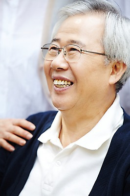 포토 JPG 라이프스타일 응시 할아버지 노년 남자 안경 가족 한명 미소 웃음 사람 동양인 상반신 옆모습 아웃포커스 실버라이프 노후 한국인 도움 보호 60대 복지 노인복지 요양 요양원 노인요양 남자만 남자한명만 성인한명만 성인남자한명만 노인만 노인남자만 노인남자한명만 안경낌 국내포토 1 시선 잡화 뷰포인트 컨셉 관계 촬영기법 표정 인종 성인 생활 간호 사회이슈 성인남자만 성인만 파일형식