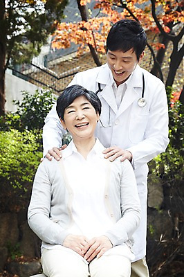 포토 JPG 주간 라이프스타일 여자 노년 남자 할머니 청진기 서기 미소 웃음 사람 앉기 동양인 성인 야외 두명 앞모습 아웃포커스 30대 실버라이프 노후 한국인 의사 가운 의사가운 도움 보호 60대 복지 노인복지 요양 요양원 노인요양 요양보호사 돌봄서비스 돌보미 국내포토 자연요소 직업 옷 뷰포인트 컨셉 의료기기 모션 촬영기법 표정 인종 생활 장년 의료진 간호 사회이슈 서비스 파일형식