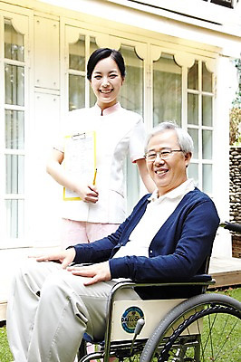 포토 JPG 주간 라이프스타일 여자 할아버지 노년 남자 서기 미소 웃음 들기 사람 앉기 동양인 잔디 성인 야외 두명 옆모습 30대 실버라이프 노후 한국인 간호사 도움 보호 60대 복지 휠체어 노인복지 요양 요양원 노인요양 요양보호사 서류판 돌봄서비스 돌보미 국내포토 자연요소 식물 직업 뷰포인트 컨셉 모션 표정 인종 생활 장년 사무용품 의료진 간호 사회이슈 서비스 파일형식