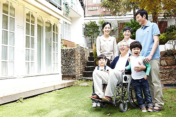 포토 JPG 주간 전신 라이프스타일 여자 할아버지 노년 남자 딸 아들 할머니 어린이 가족 엄마 손자 손녀 대가족 서기 미소 웃음 사람 앉기 동양인 소녀 소년 잔디 여러명 성인 야외 앞모습 30대 실버라이프 노후 부모 한국인 자녀 도움 아빠 보호 60대 복지 손주 며느리 휠체어 노인복지 요양 요양원 노인요양 돌봄서비스 돌보미 국내포토 자연요소 식물 직업 뷰포인트 다수 컨셉 관계 모션 표정 인종 생활 장년 간호 사회이슈 서비스 파일형식