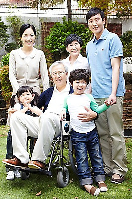 포토 JPG 주간 전신 라이프스타일 여자 할아버지 노년 남자 딸 아들 할머니 어린이 가족 엄마 손자 손녀 대가족 서기 미소 웃음 사람 앉기 동양인 소녀 소년 잔디 여러명 성인 야외 앞모습 30대 실버라이프 노후 부모 한국인 자녀 도움 아빠 보호 60대 복지 손주 며느리 휠체어 노인복지 요양 요양원 노인요양 돌봄서비스 돌보미 국내포토 자연요소 식물 직업 뷰포인트 다수 컨셉 관계 모션 표정 인종 생활 장년 간호 사회이슈 서비스 파일형식