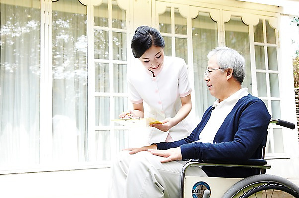 포토 JPG 주간 라이프스타일 응시 여자 할아버지 노년 남자 서기 미소 웃음 들기 사람 앉기 동양인 성인 야외 두명 옆모습 30대 실버라이프 노후 한국인 간호사 도움 보호 60대 복지 휠체어 노인복지 요양 요양원 노인요양 요양보호사 서류판 돌봄서비스 돌보미 국내포토 자연요소 직업 시선 뷰포인트 컨셉 모션 표정 인종 생활 장년 사무용품 의료진 간호 사회이슈 서비스 파일형식