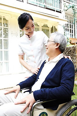 포토 JPG 주간 라이프스타일 여자 할아버지 노년 남자 미소 웃음 사람 앉기 동양인 성인 야외 두명 옆모습 30대 실버라이프 노후 마주보기 한국인 간호사 도움 보호 60대 복지 휠체어 노인복지 요양 요양원 노인요양 요양보호사 돌봄서비스 돌보미 국내포토 자연요소 직업 뷰포인트 컨셉 모션 표정 인종 생활 장년 의료진 간호 사회이슈 서비스 파일형식