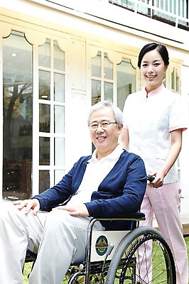 포토 JPG 주간 라이프스타일 여자 할아버지 노년 남자 서기 미소 웃음 사람 앉기 동양인 성인 야외 두명 옆모습 30대 실버라이프 노후 한국인 간호사 도움 보호 60대 복지 휠체어 노인복지 요양 요양원 노인요양 요양보호사 돌봄서비스 돌보미 국내포토 자연요소 직업 뷰포인트 컨셉 모션 표정 인종 생활 장년 의료진 간호 사회이슈 서비스 파일형식