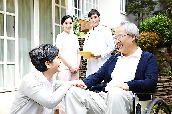 포토 JPG 주간 라이프스타일 여자 할아버지 노년 남자 할머니 가족 청진기 서기 미소 웃음 들기 사람 앉기 동양인 여러명 성인 야외 30대 실버라이프 노후 마주보기 손잡기 한국인 간호사 의사 가운 의사가운 도움 보호 60대 복지 휠체어 노인복지 요양 요양원 노인요양 요양보호사 서류판 돌봄서비스 돌보미 국내포토 자연요소 직업 옷 다수 컨셉 관계 의료기기 모션 표정 인종 생활 장년 사무용품 의료진 간호 사회이슈 서비스 파일형식