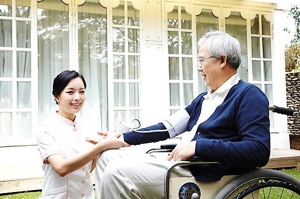 포토 JPG 주간 라이프스타일 여자 할아버지 노년 남자 미소 웃음 사람 앉기 동양인 성인 야외 두명 옆모습 30대 실버라이프 노후 진료 한국인 간호사 도움 보호 60대 복지 휠체어 노인복지 요양 요양원 노인요양 혈압계 요양보호사 건강검진 혈압 혈압측정 돌봄서비스 돌보미 국내포토 자연요소 직업 뷰포인트 컨셉 의학 의료기기 모션 표정 인종 생활 장년 의료진 간호 사회이슈 측정 서비스 검사_조사 파일형식