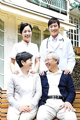 포토 JPG 주간 라이프스타일 여자 할아버지 노년 남자 할머니 벤치 의자 가족 청진기 서기 미소 웃음 사람 앉기 동양인 여러명 성인 야외 앞모습 30대 실버라이프 노후 마주보기 한국인 간호사 의사 가운 의사가운 도움 보호 60대 복지 노인복지 요양 요양원 노인요양 요양보호사 돌봄서비스 돌보미 국내포토 자연요소 직업 옷 뷰포인트 가구 다수 컨셉 관계 의료기기 모션 표정 인종 생활 장년 의료진 간호 사회이슈 서비스 파일형식