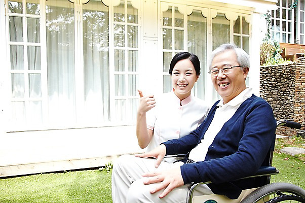 포토 JPG 주간 라이프스타일 여자 할아버지 노년 남자 미소 웃음 사람 앉기 동양인 손짓 잔디 성인 야외 두명 옆모습 30대 실버라이프 노후 한국인 간호사 최고 도움 보호 60대 복지 휠체어 노인복지 요양 요양원 노인요양 요양보호사 돌봄서비스 돌보미 국내포토 자연요소 식물 직업 뷰포인트 컨셉 모션 표정 인종 생활 장년 의료진 간호 사회이슈 서비스 파일형식