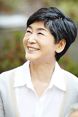 포토 JPG 라이프스타일 응시 여자 노년 할머니 한명 미소 웃음 사람 동양인 상반신 성인 앞모습 아웃포커스 실버라이프 노후 한국인 도움 보호 60대 복지 노인복지 요양 요양원 노인요양 여자만 여자한명만 성인여자만 성인한명만 성인여자한명만 노인만 노인여자만 노인여자한명만 국내포토 1 시선 뷰포인트 컨셉 촬영기법 표정 인종 생활 간호 사회이슈 성인만 파일형식