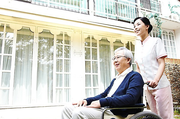 포토 JPG 주간 라이프스타일 응시 여자 할아버지 노년 남자 서기 미소 웃음 사람 앉기 동양인 성인 야외 두명 옆모습 30대 실버라이프 노후 한국인 간호사 도움 보호 60대 복지 휠체어 노인복지 요양 요양원 노인요양 요양보호사 돌봄서비스 돌보미 국내포토 자연요소 직업 시선 뷰포인트 컨셉 모션 표정 인종 생활 장년 의료진 간호 사회이슈 서비스 파일형식