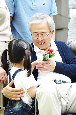 포토 JPG 주간 식물 라이프스타일 여자 기념일 할아버지 노년 남자 꽃 어린이 가족 손녀 대가족 서기 사람 앉기 동양인 소녀 여러명 성인 야외 실버라이프 노후 부모 한국인 도움 보호 60대 어버이날 복지 카네이션 휠체어 노인복지 요양 요양원 노인요양 돌봄서비스 돌보미 국내포토 자연요소 직업 다수 컨셉 관계 모션 인종 이벤트 생활 간호 사회이슈 손주 서비스 파일형식