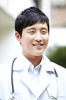 포토 JPG 주간 직업 라이프스타일 응시 남자 청진기 한명 미소 웃음 사람 동양인 상반신 성인 야외 앞모습 아웃포커스 30대 한국인 의사 가운 의사가운 도움 보호 복지 노인복지 요양 요양원 노인요양 요양보호사 남자만 남자한명만 성인남자만 성인한명만 성인남자한명만 장년만 장년남자만 장년남자한명만 성인만 국내포토 자연요소 1 시선 옷 뷰포인트 컨셉 의료기기 촬영기법 표정 인종 생활 장년 의료진 간호 사회이슈 파일형식