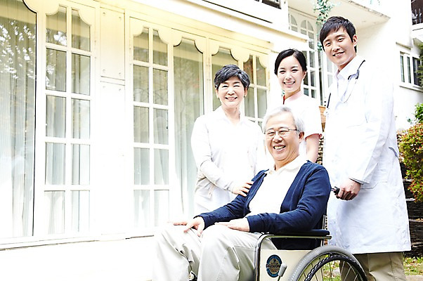 포토 JPG 주간 라이프스타일 여자 할아버지 노년 남자 할머니 가족 청진기 서기 미소 웃음 사람 앉기 동양인 여러명 성인 야외 30대 실버라이프 노후 한국인 간호사 의사 가운 의사가운 도움 보호 60대 복지 휠체어 노인복지 요양 요양원 노인요양 요양보호사 돌봄서비스 돌보미 국내포토 자연요소 직업 옷 다수 컨셉 관계 의료기기 모션 표정 인종 생활 장년 의료진 간호 사회이슈 서비스 파일형식