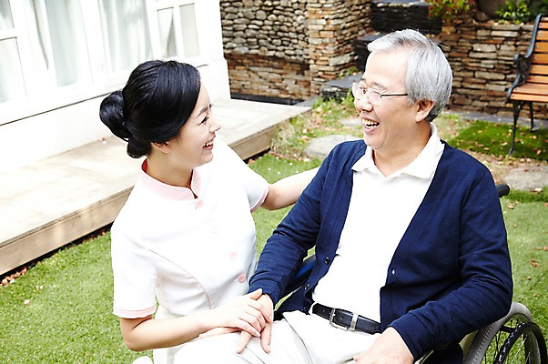 포토 JPG 주간 라이프스타일 여자 할아버지 노년 남자 미소 웃음 사람 앉기 동양인 잔디 성인 야외 두명 30대 실버라이프 노후 마주보기 한국인 간호사 도움 보호 60대 복지 휠체어 노인복지 요양 요양원 노인요양 요양보호사 돌봄서비스 돌보미 국내포토 자연요소 식물 직업 컨셉 모션 표정 인종 생활 장년 의료진 간호 사회이슈 서비스 파일형식