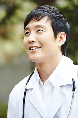 포토 JPG 주간 직업 라이프스타일 응시 남자 청진기 한명 미소 웃음 사람 동양인 상반신 성인 야외 아웃포커스 30대 한국인 의사 가운 의사가운 도움 보호 복지 노인복지 요양 요양원 노인요양 요양보호사 남자만 남자한명만 성인남자만 성인한명만 성인남자한명만 장년만 장년남자만 장년남자한명만 성인만 국내포토 자연요소 1 시선 옷 컨셉 의료기기 촬영기법 표정 인종 생활 장년 의료진 간호 사회이슈 파일형식