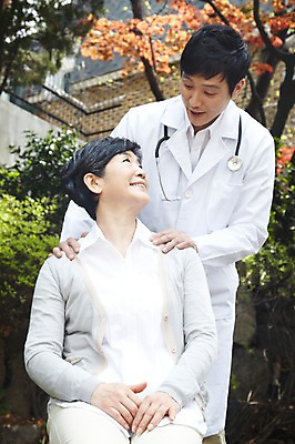 포토 JPG 주간 라이프스타일 여자 노년 남자 할머니 청진기 서기 미소 웃음 사람 앉기 동양인 성인 야외 두명 앞모습 아웃포커스 30대 실버라이프 노후 마주보기 한국인 의사 가운 의사가운 도움 보호 60대 복지 노인복지 요양 요양원 노인요양 요양보호사 돌봄서비스 돌보미 국내포토 자연요소 직업 옷 뷰포인트 컨셉 의료기기 모션 촬영기법 표정 인종 생활 장년 의료진 간호 사회이슈 서비스 파일형식