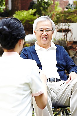 포토 JPG 주간 라이프스타일 여자 할아버지 노년 남자 미소 웃음 사람 앉기 동양인 성인 야외 두명 앞모습 뒷모습 아웃포커스 30대 실버라이프 노후 마주보기 한국인 간호사 도움 보호 60대 복지 휠체어 노인복지 요양 요양원 노인요양 요양보호사 돌봄서비스 돌보미 국내포토 자연요소 직업 뷰포인트 컨셉 모션 촬영기법 표정 인종 생활 장년 의료진 간호 사회이슈 서비스 파일형식