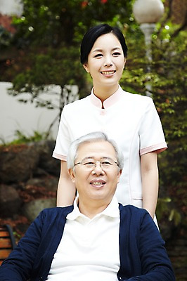 포토 JPG 주간 라이프스타일 응시 여자 할아버지 노년 남자 안경 서기 미소 웃음 사람 앉기 동양인 상반신 성인 야외 두명 앞모습 아웃포커스 30대 실버라이프 노후 한국인 간호사 도움 보호 60대 복지 노인복지 요양 요양원 노인요양 요양보호사 안경낌 돌봄서비스 돌보미 국내포토 자연요소 직업 시선 잡화 뷰포인트 컨셉 모션 촬영기법 표정 인종 생활 장년 의료진 간호 사회이슈 서비스 파일형식