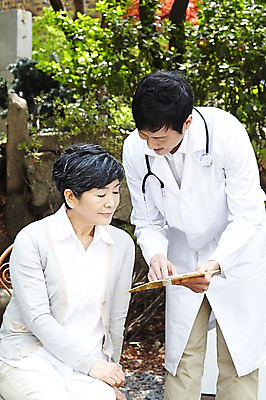 포토 JPG 주간 라이프스타일 응시 여자 노년 남자 할머니 청진기 서기 들기 사람 앉기 동양인 성인 야외 두명 앞모습 아웃포커스 30대 실버라이프 노후 진료 한국인 의사 가운 의사가운 도움 보호 60대 복지 상담 노인복지 요양 요양원 노인요양 요양보호사 서류판 돌봄서비스 돌보미 국내포토 자연요소 직업 시선 옷 뷰포인트 컨셉 의학 의료기기 모션 촬영기법 인종 생활 장년 사무용품 의료진 간호 사회이슈 서비스 파일형식