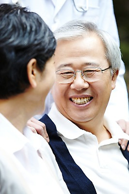 포토 JPG 주간 라이프스타일 부부 커플 여자 할아버지 노년 남자 안경 할머니 미소 웃음 사람 동양인 상반신 성인 야외 두명 옆모습 아웃포커스 실버라이프 노후 마주보기 노부부 한국인 도움 보호 60대 복지 노인복지 요양 요양원 노인요양 노인만 안경낌 돌봄서비스 돌보미 국내포토 자연요소 직업 잡화 뷰포인트 컨셉 관계 모션 촬영기법 표정 인종 생활 간호 사회이슈 서비스 성인만 파일형식