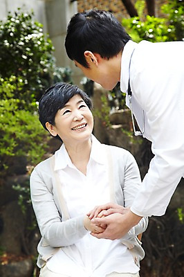 포토 JPG 주간 라이프스타일 여자 노년 남자 할머니 청진기 미소 웃음 사람 동양인 성인 야외 두명 아웃포커스 30대 실버라이프 노후 마주보기 손잡기 한국인 의사 가운 의사가운 도움 보호 60대 복지 노인복지 요양 요양원 노인요양 요양보호사 돌봄서비스 돌보미 국내포토 자연요소 직업 옷 컨셉 의료기기 모션 촬영기법 표정 인종 생활 장년 의료진 간호 사회이슈 서비스 파일형식