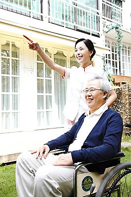 포토 JPG 주간 라이프스타일 응시 여자 할아버지 노년 남자 서기 미소 웃음 사람 앉기 동양인 손짓 잔디 성인 야외 두명 옆모습 30대 실버라이프 노후 한국인 간호사 가리킴 도움 보호 60대 복지 휠체어 노인복지 요양 요양원 노인요양 요양보호사 돌봄서비스 돌보미 국내포토 자연요소 식물 직업 시선 뷰포인트 컨셉 모션 표정 인종 생활 장년 의료진 간호 사회이슈 서비스 파일형식