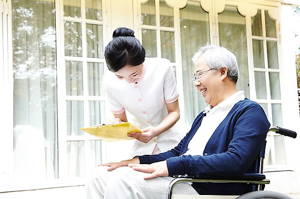 포토 JPG 주간 라이프스타일 여자 할아버지 노년 남자 서기 미소 웃음 들기 사람 앉기 동양인 성인 야외 두명 옆모습 30대 실버라이프 노후 한국인 간호사 도움 보호 60대 복지 휠체어 노인복지 요양 요양원 노인요양 요양보호사 서류판 돌봄서비스 돌보미 국내포토 자연요소 직업 뷰포인트 컨셉 모션 표정 인종 생활 장년 사무용품 의료진 간호 사회이슈 서비스 파일형식